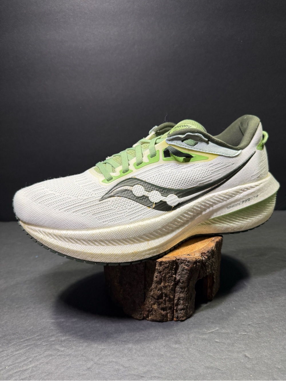 Saucony Triumph 21 Running Sneakers White Green Size-9 Women’s or Men’s 7.5